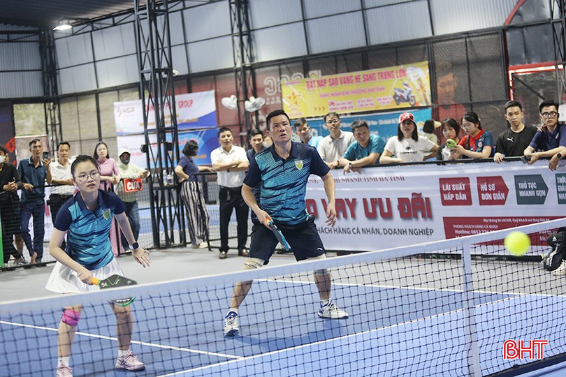 Thi đấu ấn tượng, cặp đôi Ngọc Diệp - Xuân Sơn (đoàn Sở Tài chính) vô địch nội dung đôi nam nữ hạng A dưới 35 tuổi. bqbht_br_av2.jpg