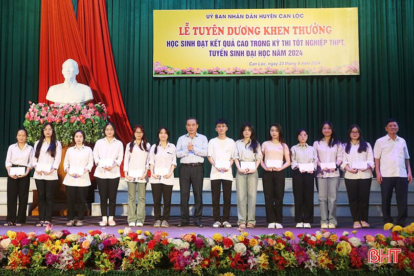 Lãnh đạo huyện tặng quà cho các em đạt từ 27 điểm đến dưới 28 điểm. a4.jpg