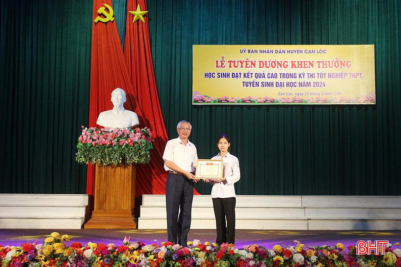 Chủ tịch Hội khuyến học tỉnh Đoàn Đình Anh trao giấy khen cho em Lê Thị Thanh Huyền (Trường THPT Can Lộc) xuất sắc đạt 29,5 điểm khối C00, trở thành thủ khoa toàn tỉnh và á khoa toàn quốc. a2.jpg