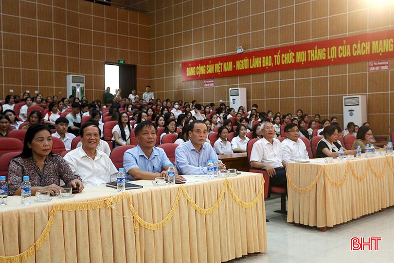 Đại biểu tham dự lễ tuyên dương. a1.jpg