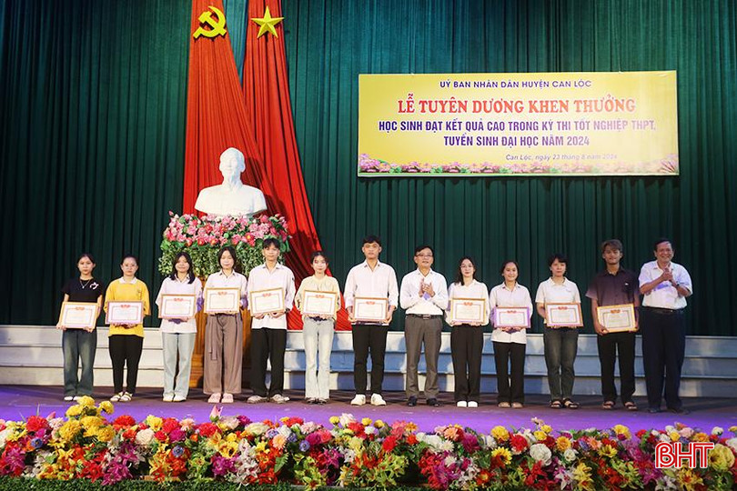 Lãnh đạo huyện Can Lộc trao giấy khen cho các em đạt từ 28 điểm trở lên. a3.jpg