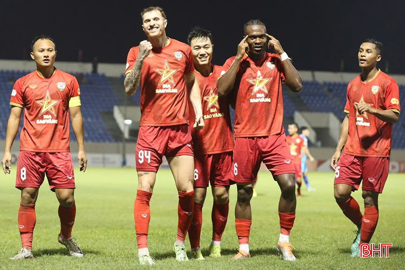 Geovane (số 94) ghi 3 bàn thắng giúp Hồng Lĩnh Hà Tĩnh đánh bại SHB Đà Nẵng với tỷ số 3-1. m1.jpg