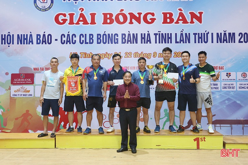 Ban Tổ chức trao giải cho các CLB, VĐV tại Giải Bóng bàn Hội Nhà báo - các CLB Hà Tĩnh lần thứ I năm 2024 a10.jpg