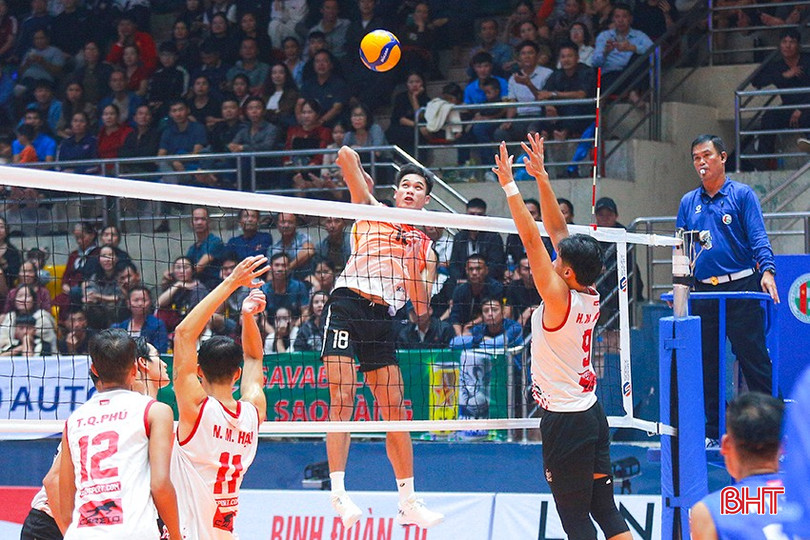 Đến lúc Hà Tĩnh (phía trái) cần bản lĩnh để vượt qua Bình Dương. bqbht_br_au.jpg