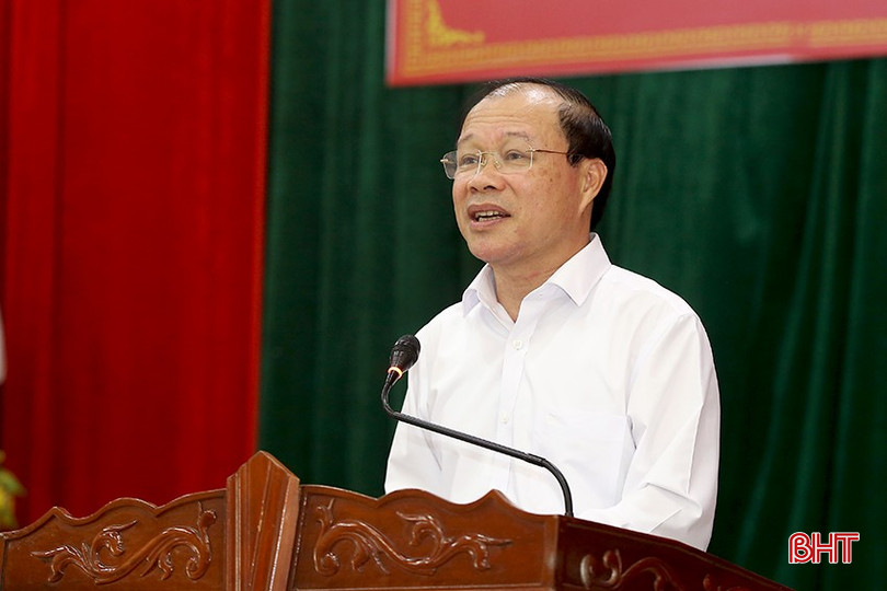 Bí thư Thị ủy Kỳ Anh Nguyễn Hoài Sơn thông tin các vấn đề cử tri quan tâm thuộc thẩm quyền. bqbht_br_a5.jpg