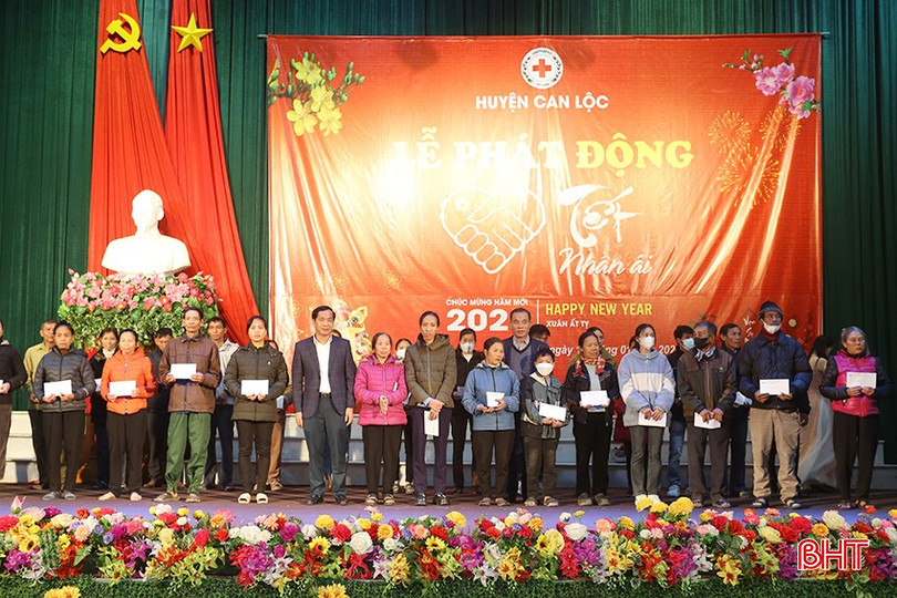 Huyện Can Lộc trao 473 suất quà (trị giá 500 ngàn đồng/suất) cho các hộ nghèo, học sinh có hoàn cảnh khó khăn trên địa bàn. bqbht_br_a3.jpg