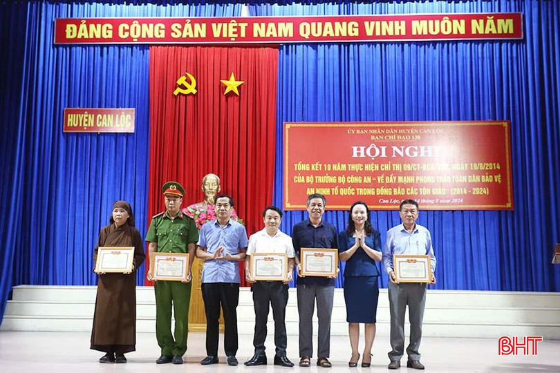 Ghi nhận kết quả đã đạt được trong 10 năm thực hiện Chỉ thị 09, huyện Can Lộc tặng giấy khen cho 5 tập thể... a4.jpg