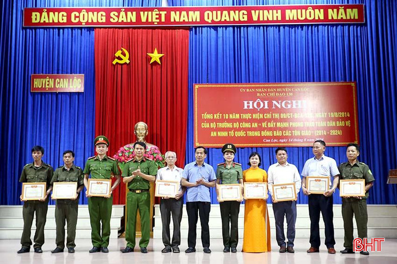 ...và 10 cá nhân có thành tích xuất sắc về thực hiện phong trào toàn dân bảo vệ ANTQ trong đồng bào các tôn giáo, giai đoạn 2014-2024. a5.jpg