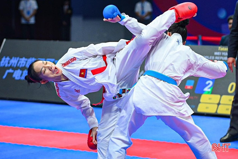 VĐV karate Hoàng Thị Mỹ Tâm (đai đỏ) vẫn là "cánh chim đầu đàn" của karate Hà Tĩnh. bqbht_br_461104061-2015275338930693-6572110576491297783-n.jpg