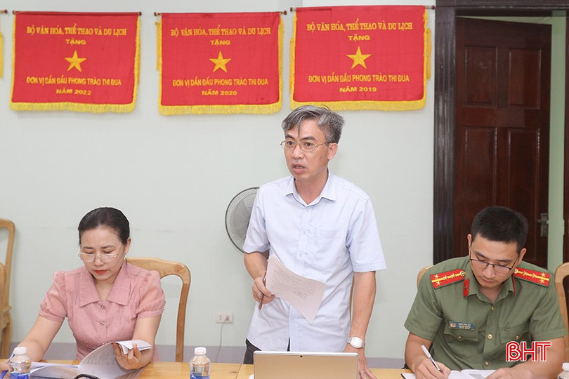Phó Tổng biên tập Báo Hà Tĩnh Nguyễn Hùng Sơn trao đổi về vấn đề truyền thông cho giải đấu. bqbht_br_anh-6.jpg