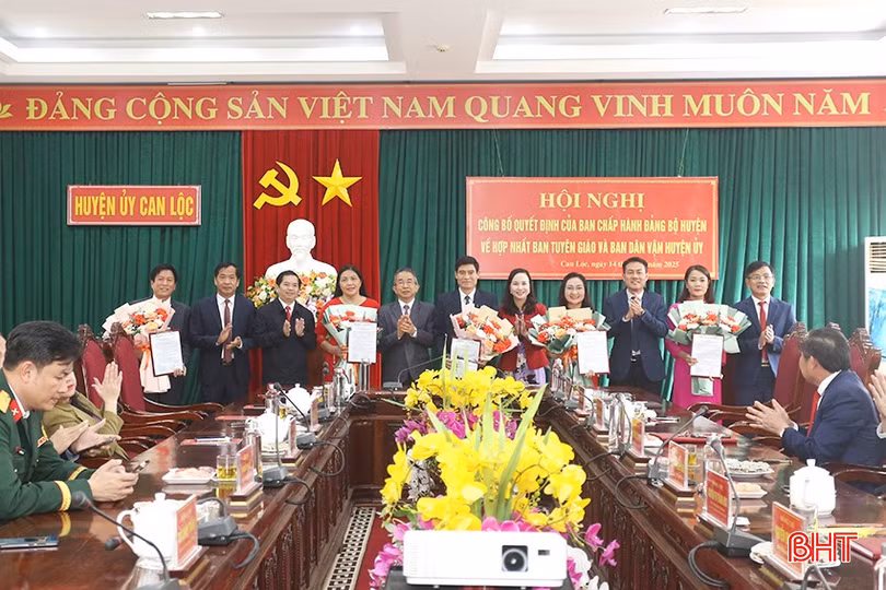 Chủ nhiệm Ủy ban Kiểm tra Tỉnh ủy Hà Văn Trọng, lãnh đạo các sở, ban, ngành và huyện Can Lộc tặng hoa chúc mừng các đồng chí Ban Tuyên giáo và Dân vận Huyện ủy.