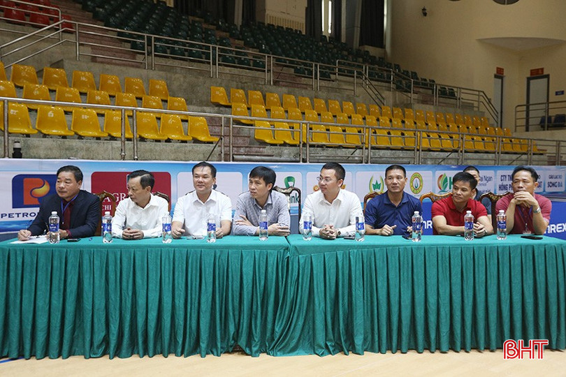 Đại biểu dự lễ khai mạc. a3.jpg