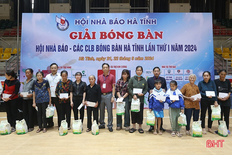 Dịp này, BTC đã trao tặng 20 suất quà, mỗi suất trị giá 1 triệu đồng gồm tiền mặt và hiện vật cho 20 hoàn cảnh khó khăn. a5.jpg