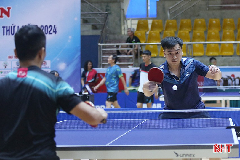 Ngay sau lễ khai mạc, các VĐV đã thi đấu sôi nổi, cống hiến cho khán giả nhiều pha bóng đẹp mắt. a7.jpg
