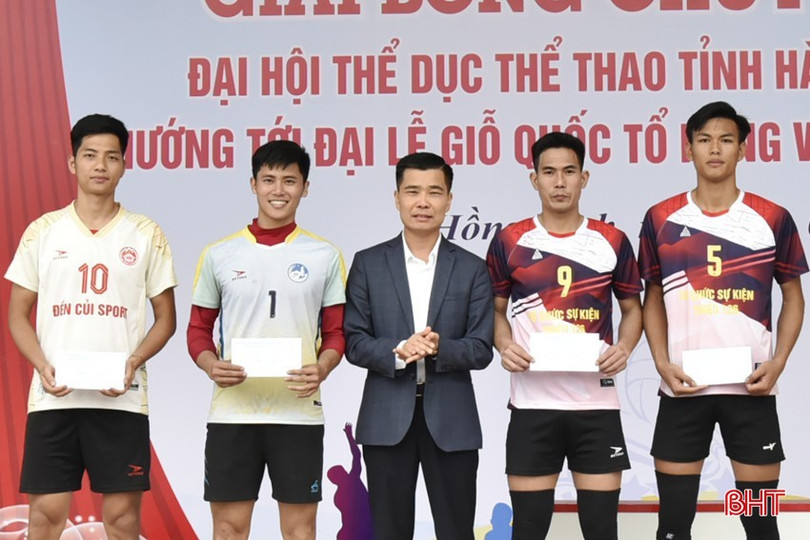 Bóng chuyền huyện Kỳ Anh đã sản sinh nhiều VĐV tài năng như: Trần Pháp Anh (thứ 2 từ trái sang), Nguyễn Long Vũ (ngoài cùng bên phải)... dt-dsc9435.jpg