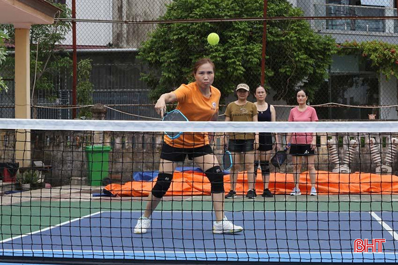 Pickleball thu hút mọi thành phần từ người già, trẻ em đến cả phụ nữ tập luyện, thi đấu. a2.JPG
