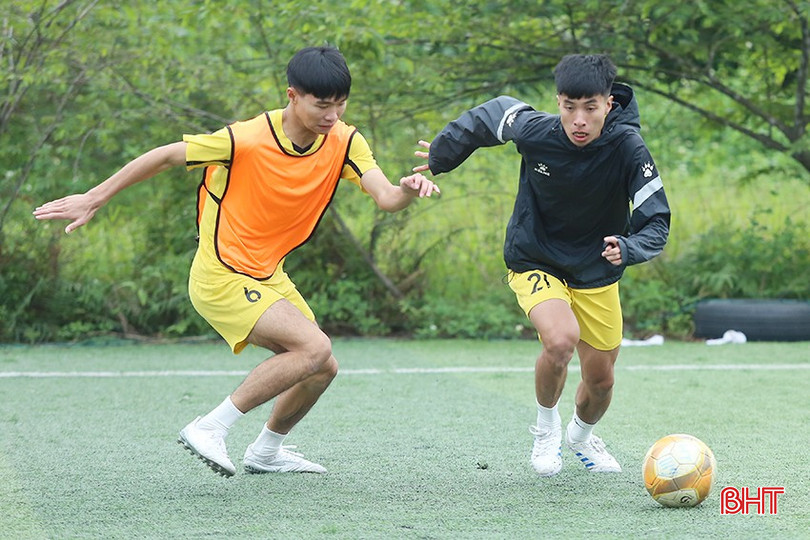 Trước thềm giải đấu, U19 Hồng Lĩnh Hà Tĩnh gặp nhiều khó khăn về mặt lực lượng. bqbht_br_a2.jpg