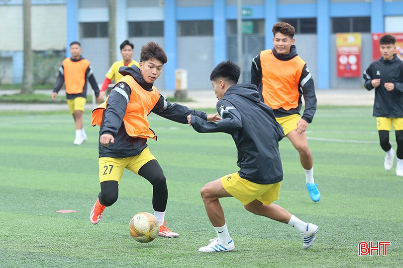 U19 Hồng Lĩnh Hà Tĩnh nỗ lực bám sân tập luyện cho vòng loại U19 quốc gia. bqbht_br_a1.jpg