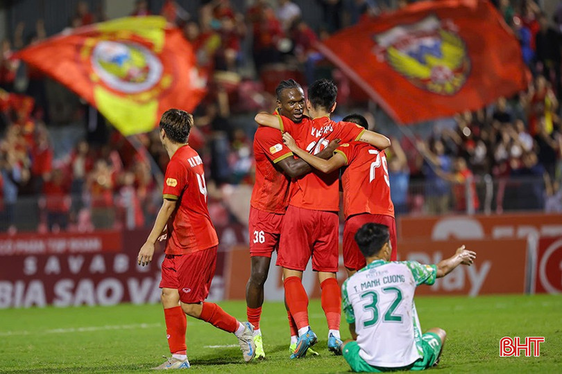 Hồng Lĩnh Hà Tĩnh ăn mừng bàn gỡ hòa 1-1. bqbht_br_xq.jpg