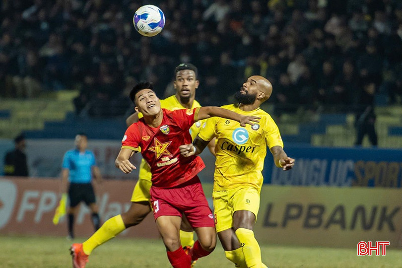 Hồng Lĩnh Hà Tĩnh chủ động chơi đôi công, theo kèm rất sát các cầu thủ đối phương. bqbht_br_a1-4901.jpg