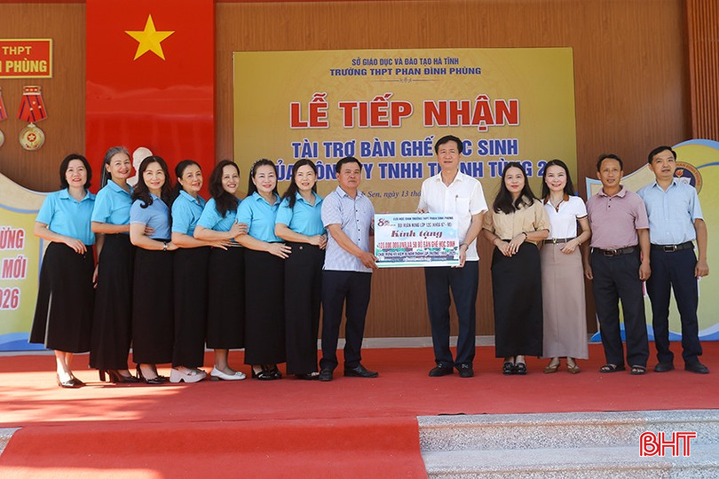 Ông Bùi Xuân Hùng - Tổng Giám đốc Công ty TNHH MTV Thanh Tùng 2 trao tặng nhà trường số tiền 120 triệu đồng. bqbht_br_a2-3236.jpg