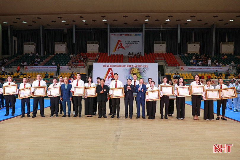 Tại lễ khai mạc, thừa ủy quyền của Chủ tịch nước, Phó Chủ tịch UBND tỉnh Dương Tất Thắng cùng đại diện Ban Tổ chức đã trao huân chương lao động hạng nhất, nhì, ba cho các VĐV, huấn luyện viên có thành tích xuất sắc tại Giải Vô địch Pencak Silat thế giới năm 2024 tổ chức tại UAE. bqbht_br_a8-7362.jpg