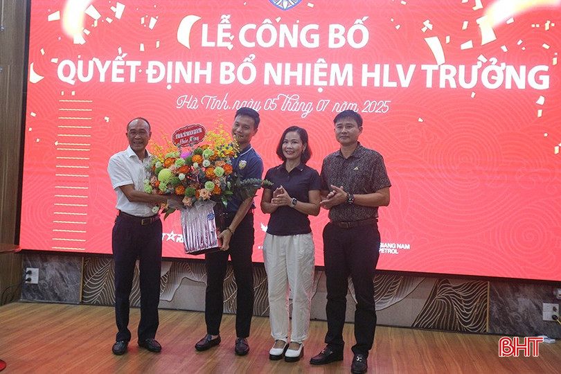 Lãnh đạo Sở VH-TD&TT tặng hoa chúc mừng HLV Nguyễn Công Mạnh. bqbht_br_vgghh.jpg