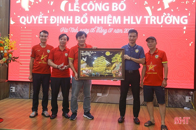 Hội Cổ động viên Bóng đá Hà Tĩnh tặng quà HLV Nguyễn Công Mạnh. bqbht_br_vfffff.jpg