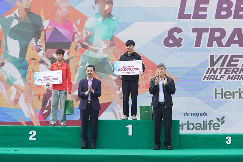 VĐV điền kinh Hà Tĩnh Nguyễn Trung Cường giành HCV nội dung bán marathon 21,0975km hệ nâng cao dành cho nam. Ảnh: Ban Tổ chức. 5579f098-d282-4f07-9d29-189364d0194a.jpg
