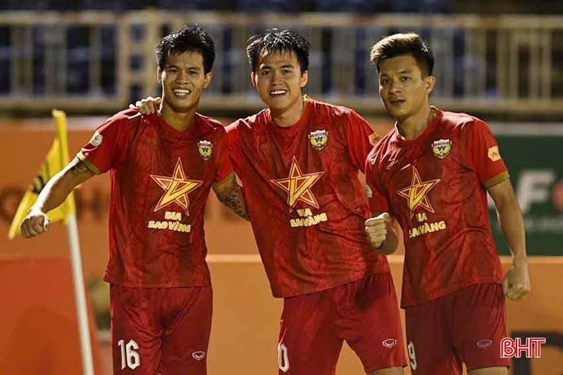 Hồng Lĩnh Hà Tĩnh ăn mừng bàn mở tỷ số. d12.jpg