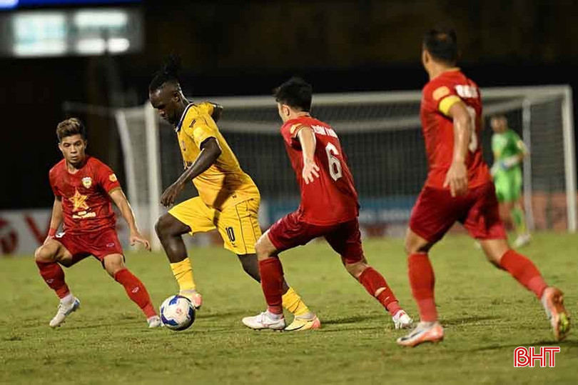 Benjamin Kuku (số 10) ghi bàn gỡ hòa 1-1 cho Sông Lam Nghệ An. d14.jpg