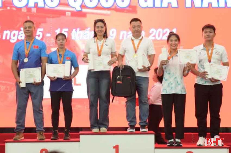 Sau 8 năm gắn bó với bắn súng, Toàn đã giành được gần 30 tấm huy chương các loại. mbk-9142.jpg