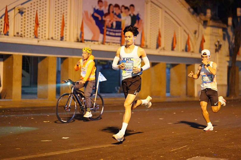 VĐV điền kinh Hà Tĩnh Nguyễn Trung Cường tranh tài ở nội dung 21,0975km hệ nâng cao dành cho nam. Ảnh: Ban Tổ chức. 7c70ddfc-7935-4e0b-9a40-2a38b9930161.jpg