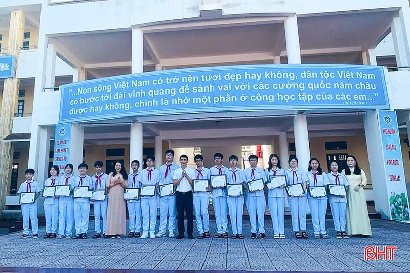 Ban Giám hiệu Trường THCS Lê Văn Thiêm khen thưởng các học sinh có nhiều bài viết được đăng trên các báo, tạp chí. bqbht_br_z6718440130581-768b7876a228dcbb3fa2be8fc021be8d.jpg