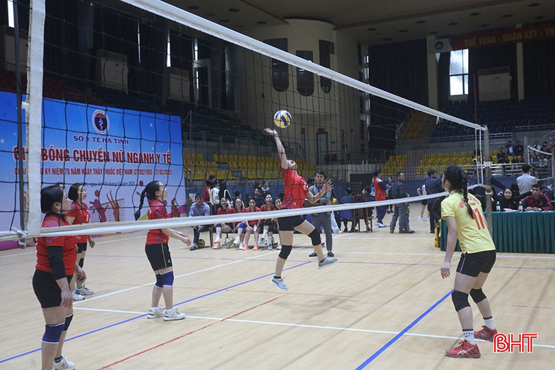 Ngay sau lễ khai mạc đã diễn ra các trận vòng bảng. Trong ảnh: Trận đấu giữa Bệnh viện Y học cổ truyền Hà Tĩnh (áo vàng) gặp Trung tâm Y tế Cẩm Xuyên.