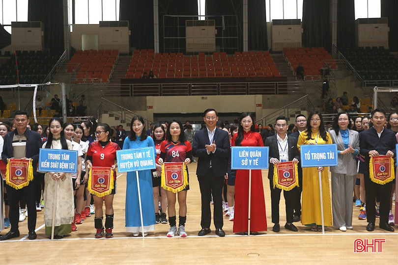 Giải đấu có 20 đội bóng trong ngành y tế tham gia tranh tài. Các đội được chia làm 6 bảng (4 bảng 3 đội, 2 bảng 4 đội), thi đấu vòng tròn tính điểm chọn ra 8 đội xuất sắc nhất vào vòng tứ kết, bán kết và chung kết. Trong ảnh: BTC tặng cờ lưu niệm cho các đội tham dự giải.