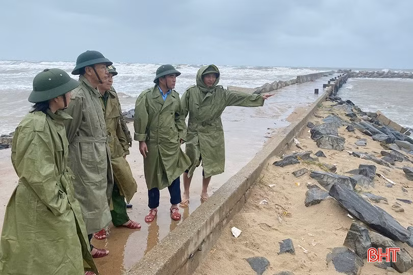 Lãnh đạo thị xã Kỳ Anh kiểm tra công tác, phòng chống bão số 4.