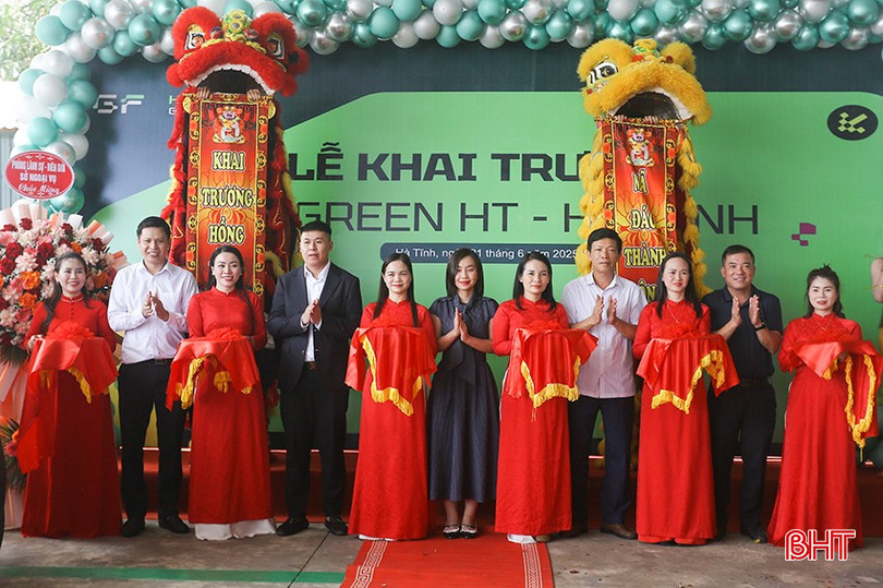 Đại biểu thực hiện nghi thức cắt băng khai trương. bqbht_br_a2.jpg