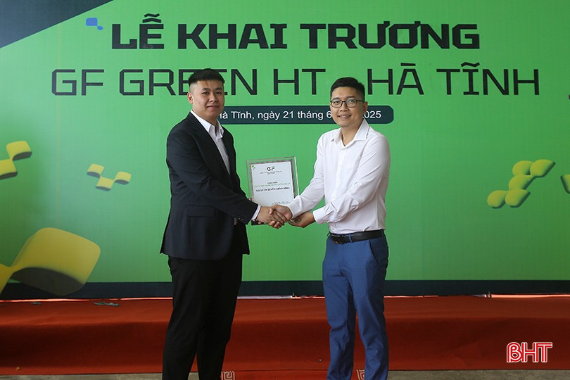Đại diện Green Future Việt Nam trao giấy chứng nhận ủy quyền cho Green Future Hà Tĩnh. bqbht_br_a3.jpg