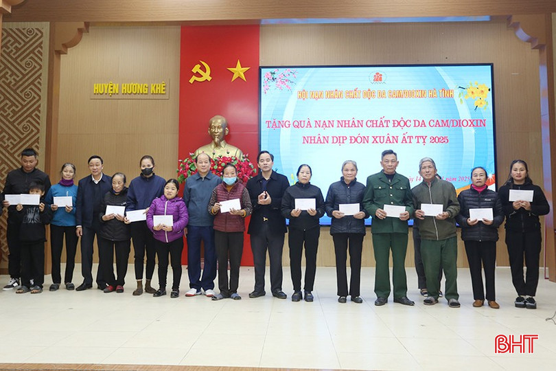 Tại huyện Hương Khê, Hội Nạn nhân chất độc da cam/dioxin tỉnh đã trao 60 suất quà, mỗi suất 500.000 đồng tiền mặt...