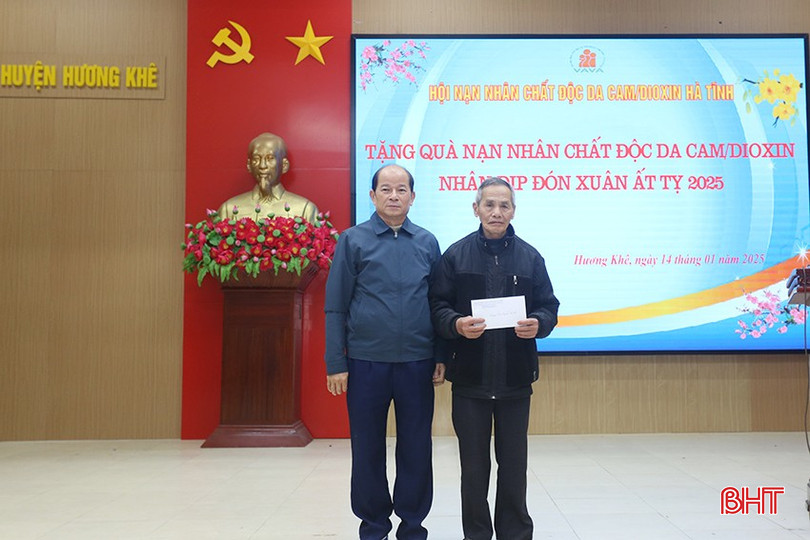 Trao học bổng “Hạt giống hi vọng” của Quỹ Nạn nhân chất độc da cam/dioxin Việt Nam cho em Nguyễn Yến Nhi (thôn 3, xã Phú Phong) có bố mẹ là nạn nhân chất độc da cam/dioxin, hoàn cảnh gia đình khó khăn.