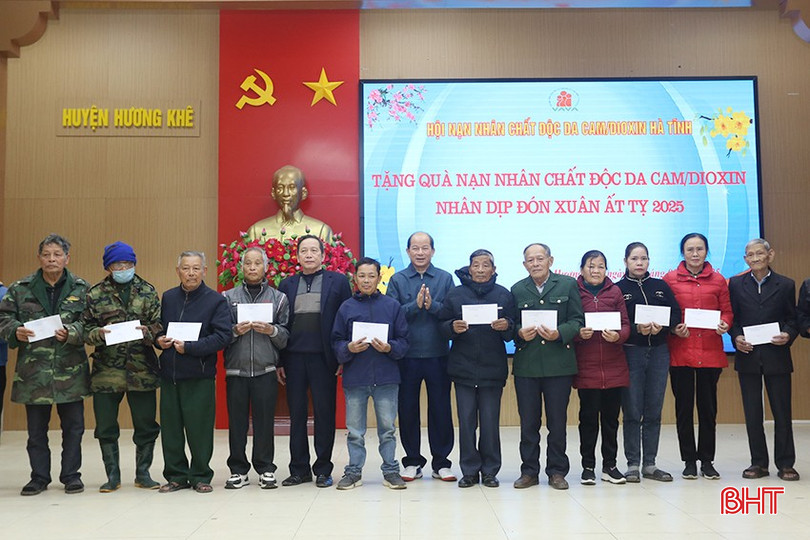 Hội Nạn nhân chất độc da cam/dioxin tỉnh tổ chức tặng quà cho nạn nhân, gia đình nạn nhân chất độc da cam/dioxin có hoàn cảnh khó khăn trên địa bàn huyện Hương Khê và huyện Vũ Quang.