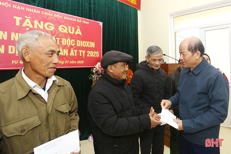 Tại Vũ Quang, Hội Nạn nhân chất độc da cam/dioxin tỉnh đã trao 30 suất quà cho 30 nạn nhân, gia đình nạn nhân chất độc da cam/dioxin. Những món quà góp phần động viên tinh thần để nạn nhân da cam cùng gia đình vượt qua khó khăn và đón tết vui vẻ, đầm ấm.