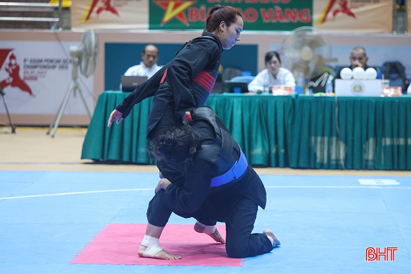 VĐV Hà Tĩnh Nguyễn Lê Quỳnh Chi (đai đỏ) đối đầu võ sỹ Khooshaboo (Ấn Độ). bqbht_br_b1.jpg