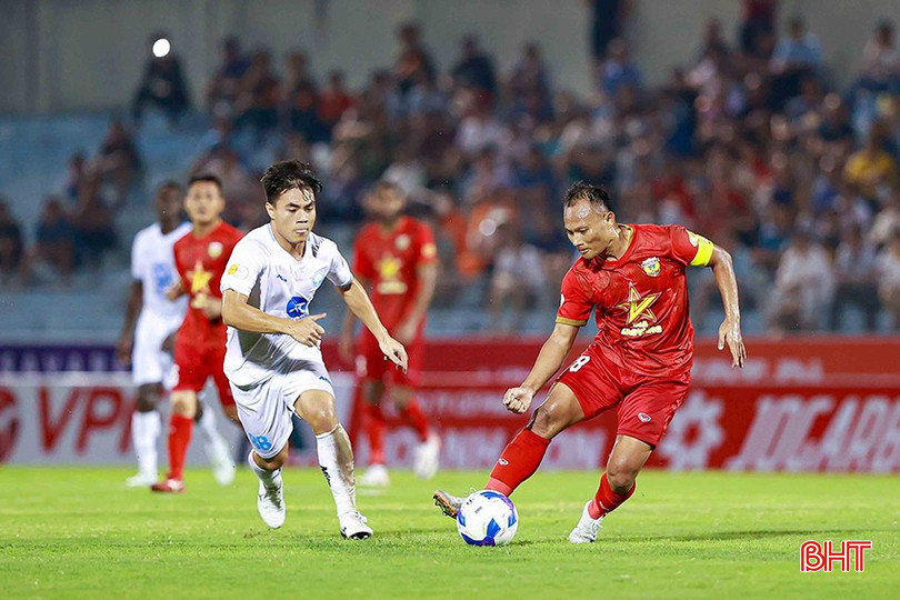 Tiền vệ Nguyễn Trọng Hoàng (áo đỏ) đang thi đấu ấn tượng, góp công lớn trong chuỗi 7 trận bất bại của Hồng Lĩnh Hà Tĩnh. bqbht_br_1.jpg
