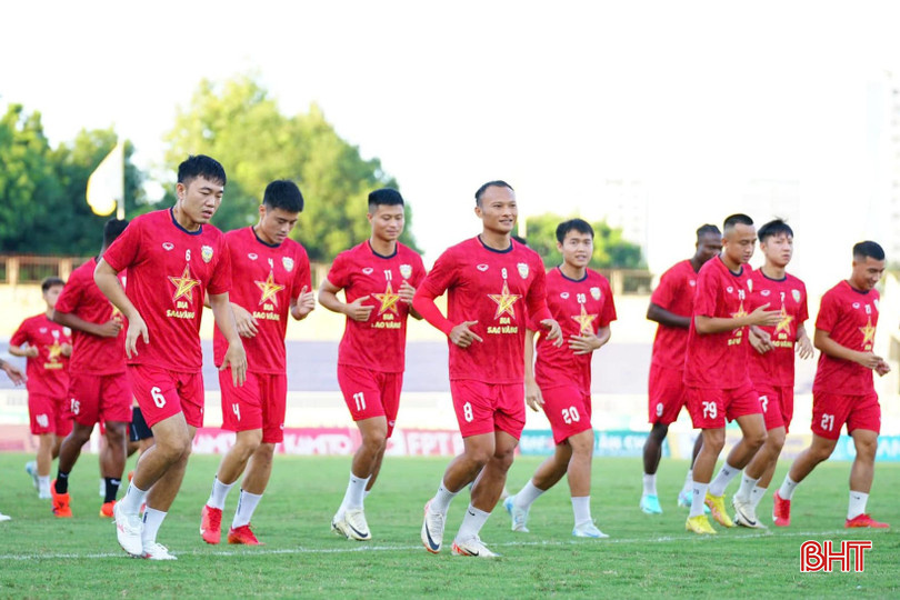 Sự chuyên nghiệp của Trọng Hoàng đã trở thành hình mẫu, truyền cảm hứng cho các cầu thủ trẻ Hồng Lĩnh Hà Tĩnh. bqbht_br_4.jpg