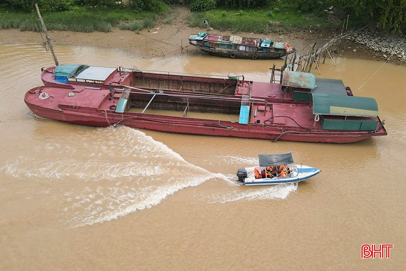 Lực lượng CSGT tuần tra, kiểm soát các phương tiện vận chuyển, hút cát sỏi trên sông. bqbht_br_aew.jpg