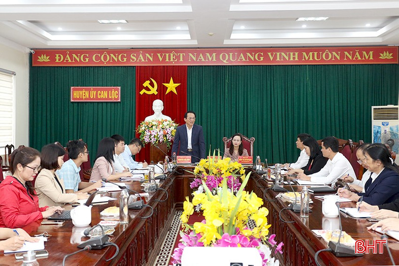 Phó Trưởng ban Dân vận Tỉnh ủy Nguyễn Hải Nam, Bí thư Huyện ủy Can Lộc Đặng Thị Quỳnh Diệp chủ trì buổi làm việc. bqbht_br_a1.jpg