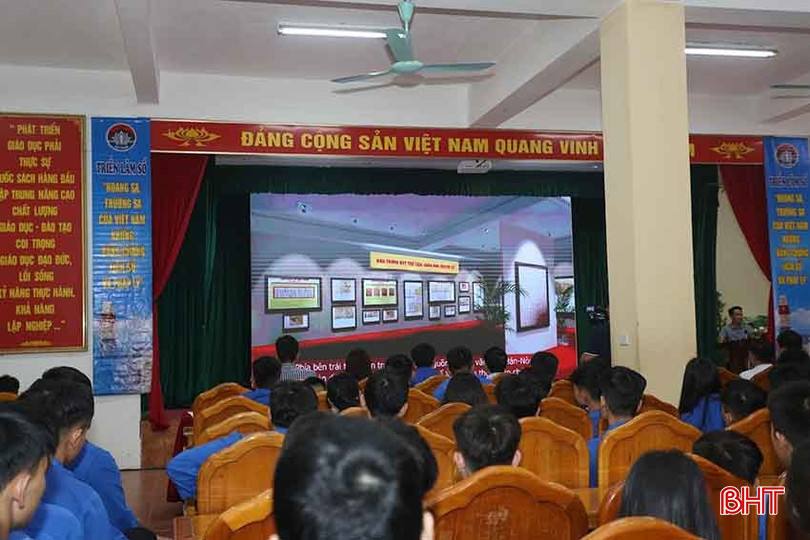 Các em học sinh theo dõi trình chiếu triển lãm số 3D “Hoàng Sa, Trường Sa của Việt Nam - những bằng chứng lịch sử và pháp lý”. c3-9550.jpg
