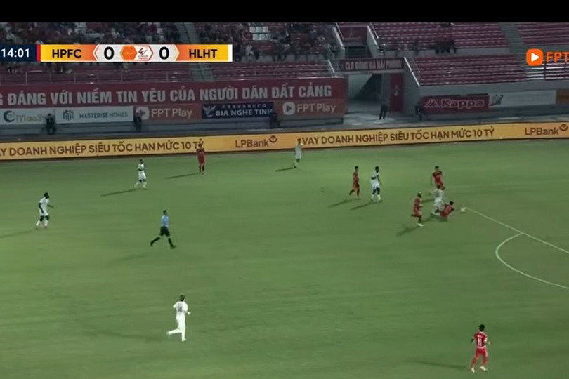 Tình huống tiền vệ Nguyễn Hoàng Trung Nguyên bị hậu vệ Hải Phòng phạm lỗi thô bạo (Ảnh chụp màn hình). kkkkk.jpg